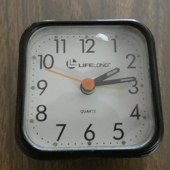 Lifelong Quartz Plastic Travel Clock - Picture 1 of 4